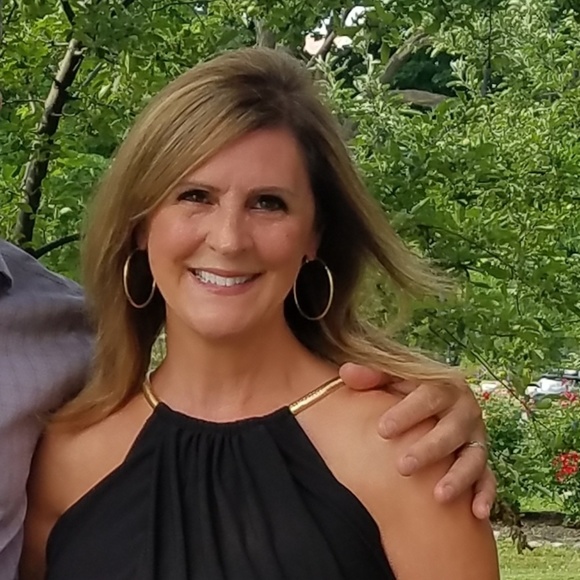 Meet your Posher, Debbie - Picture 1 of 2